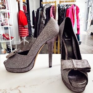 Fendi Metallic Brocade Fabric Bow Deco Peep Toe Platform Pumps Size 40